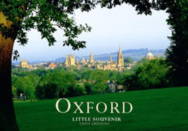 Oxford Little Souvenir Book av Chris Andrews