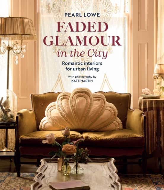Faded Glamour in the City av Pearl Lowe