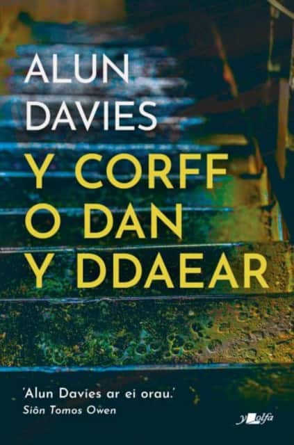 Y Corff o Dan y Ddaear av Alun Davies