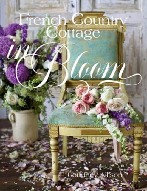 French Country Cottage in Bloom av Courtney Allison
