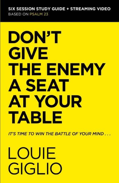 Don't Give the Enemy a Seat at Your Table Bible Study Guide plus Streaming Video av Louie Giglio