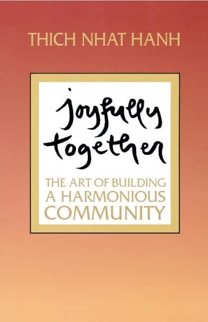 Joyfully Together: The Art Of Building A Harmonious Communit av Hanh Thich Nhat