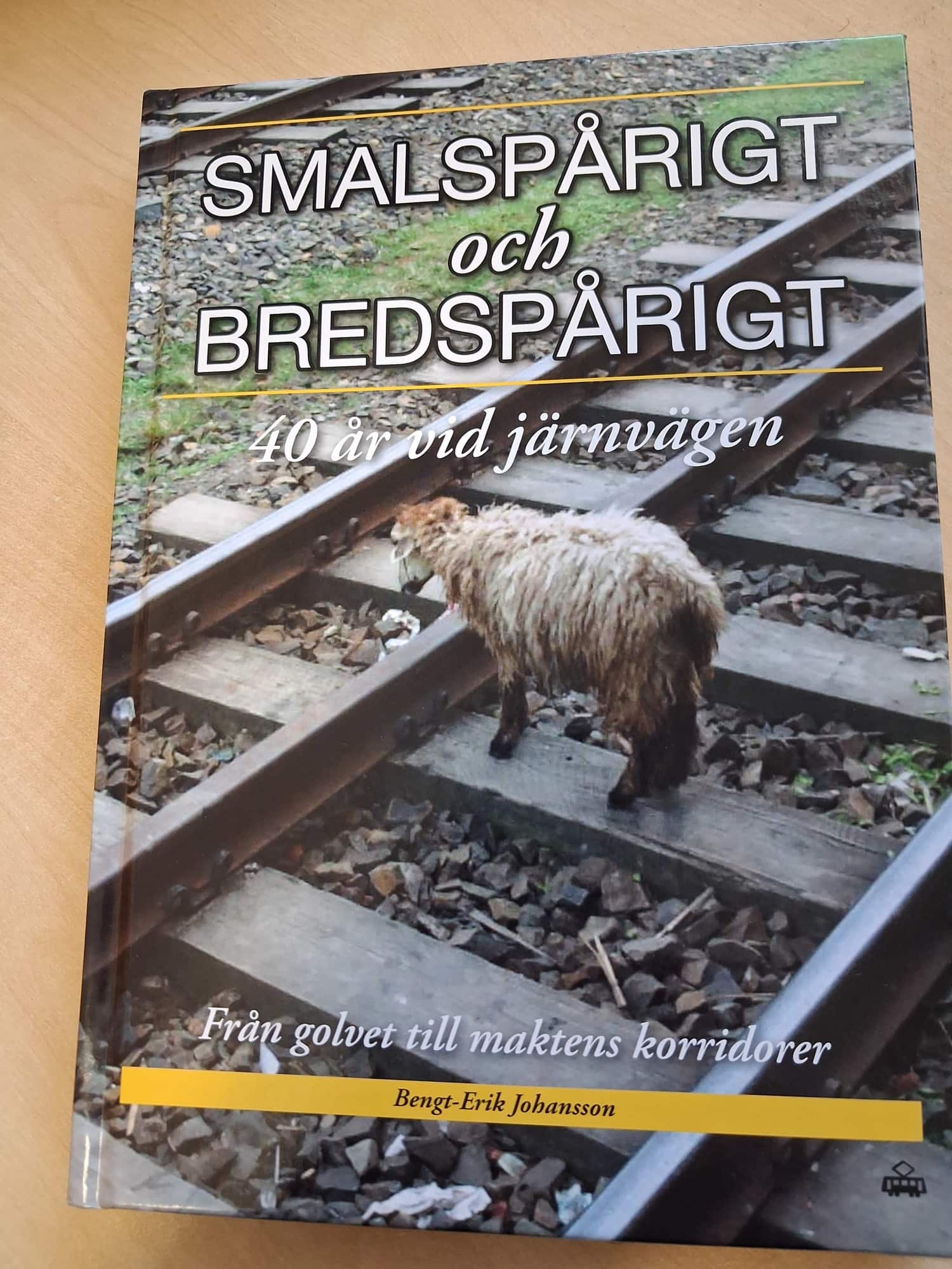 Smalspårigt och bredspårigt : 40 år vid järnvägen - från golvet till maktens korridorer av Bengt-Erik Johansson