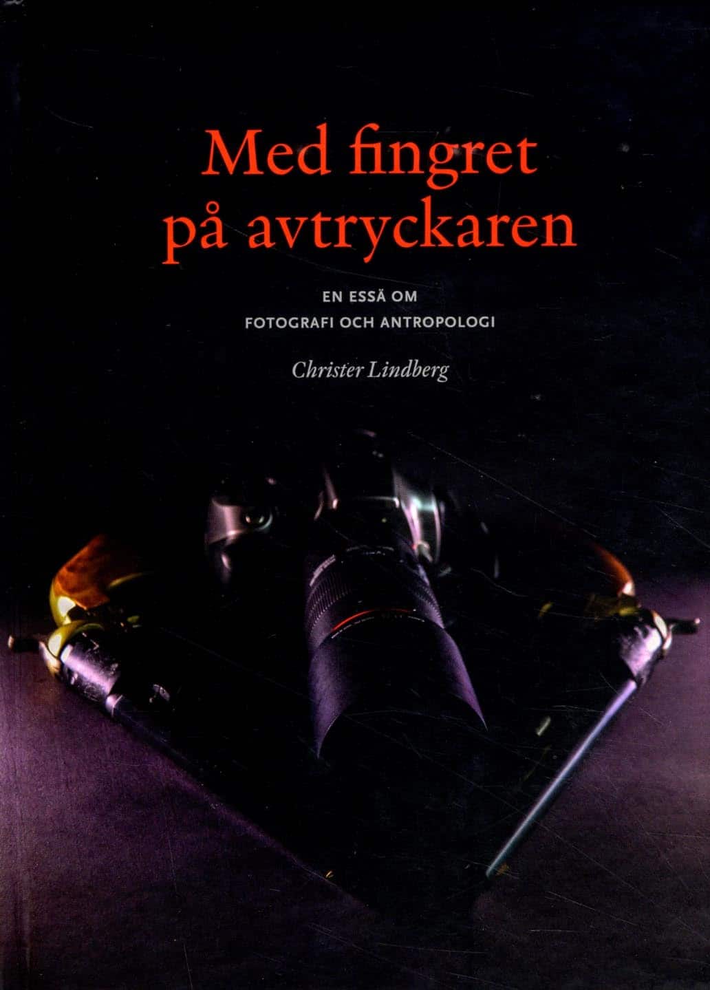 Med fingret på avtryckaren : en essä om fotografi och antropologi av Christer Lindberg